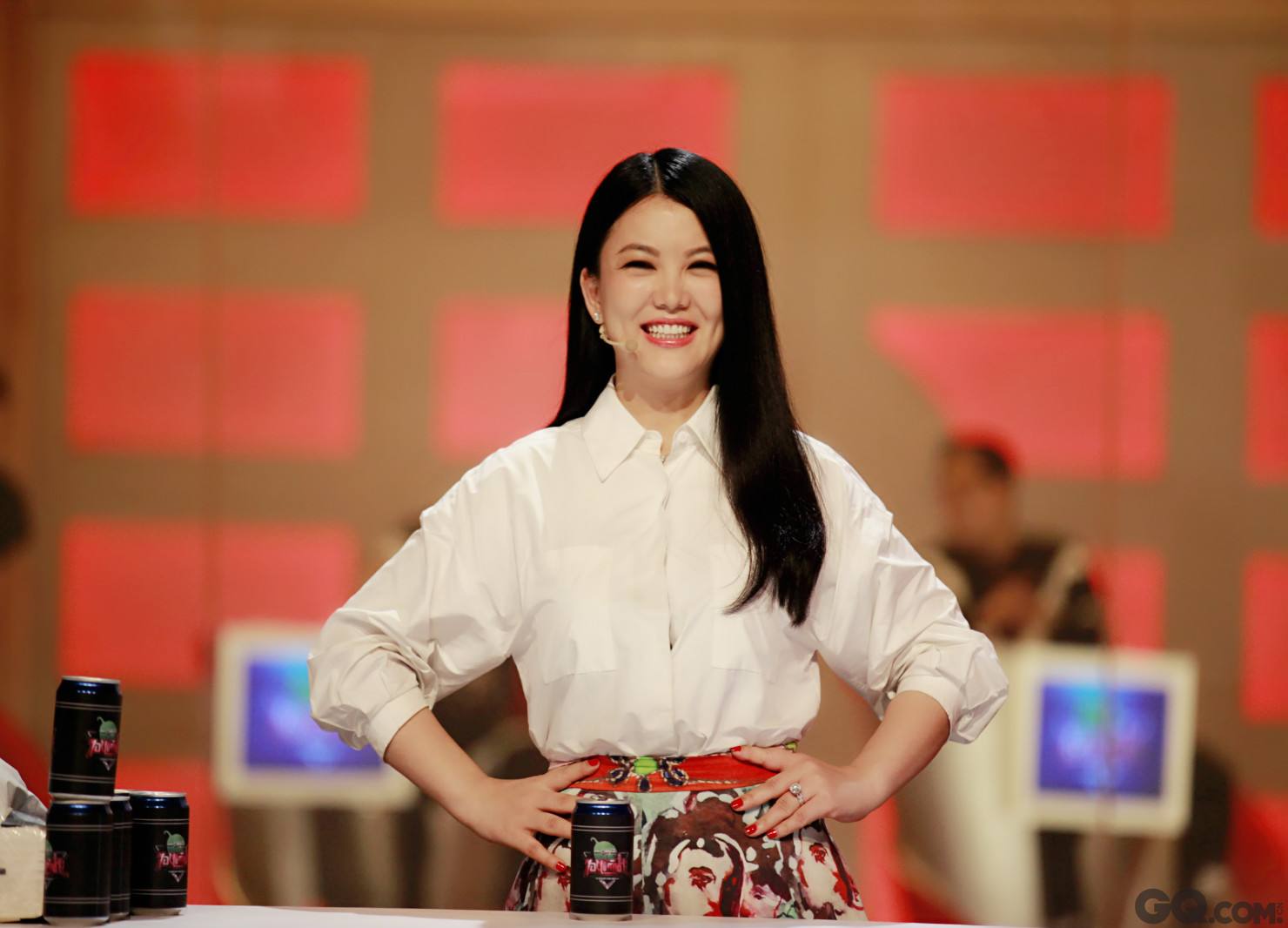 李湘账号被禁后首现身 与女儿在香港逛超市状态悠闲