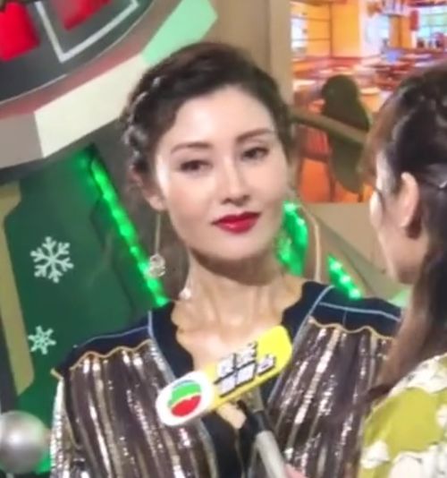 李小冉鄢颇分手2个月 男方约妙龄女子吃饭 李小冉鄢颇分手2个月 男方约妙龄女子吃饭