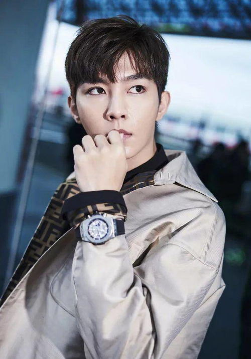 李现街头翻车 热度褪去还沉迷摆拍恐被时代淘汰