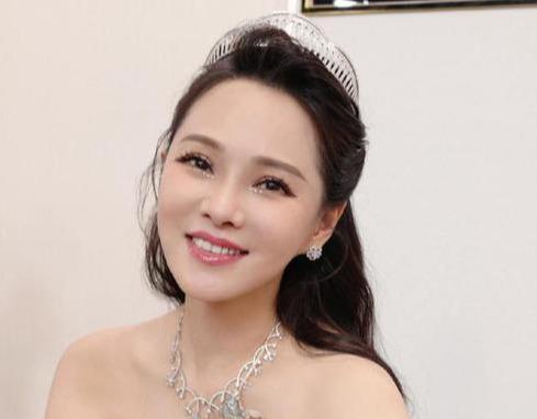 林心如霍建华一起看女儿跳舞