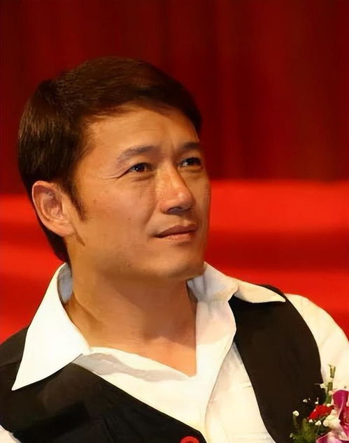 成龙给谁跪下了(成龙跪着给她颁奖) 成龙给谁跪下了(成龙跪着给她颁奖)